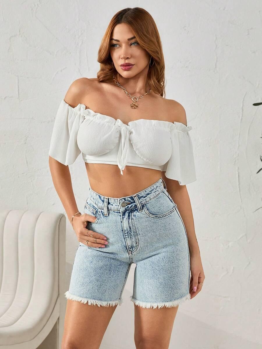 niebieskie krótkie spodenki jeans