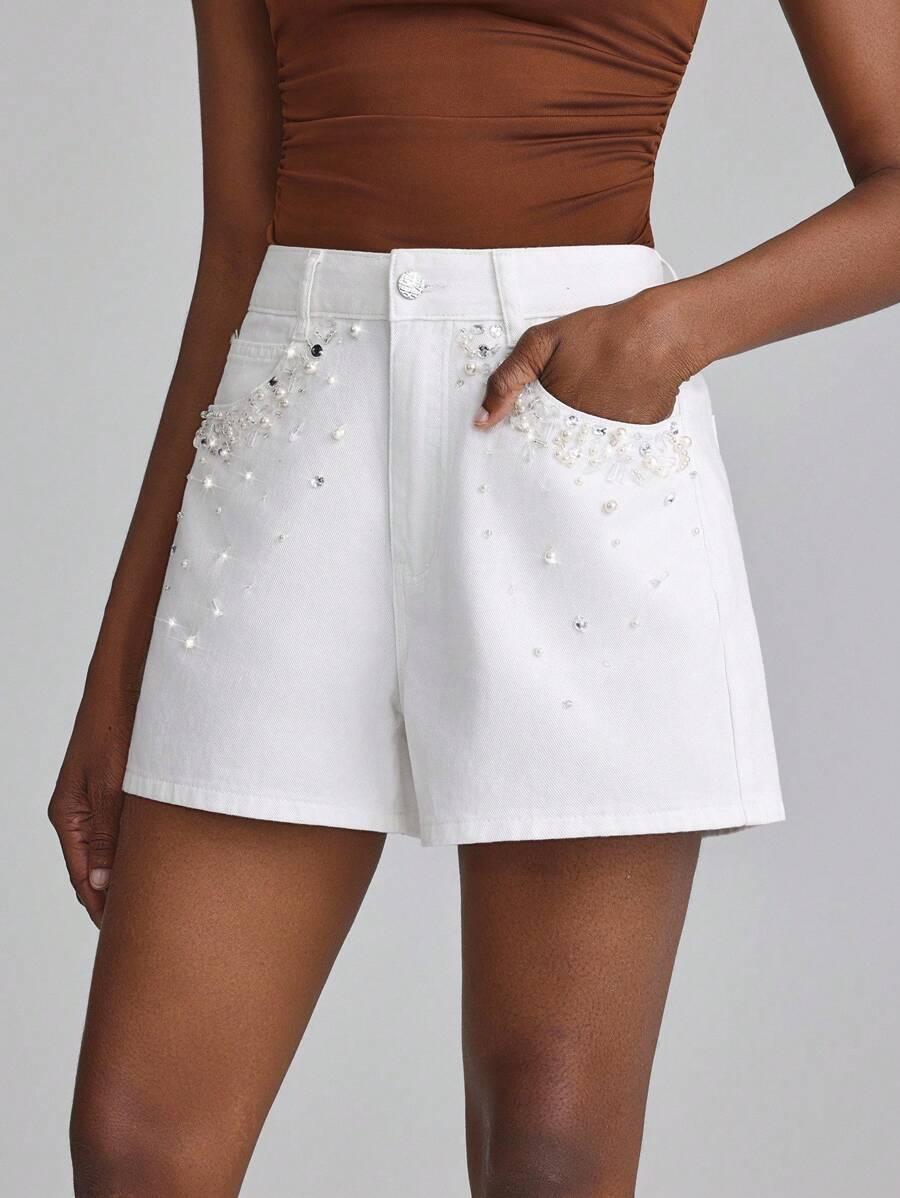 białe krótkie spodenki zdobienie
