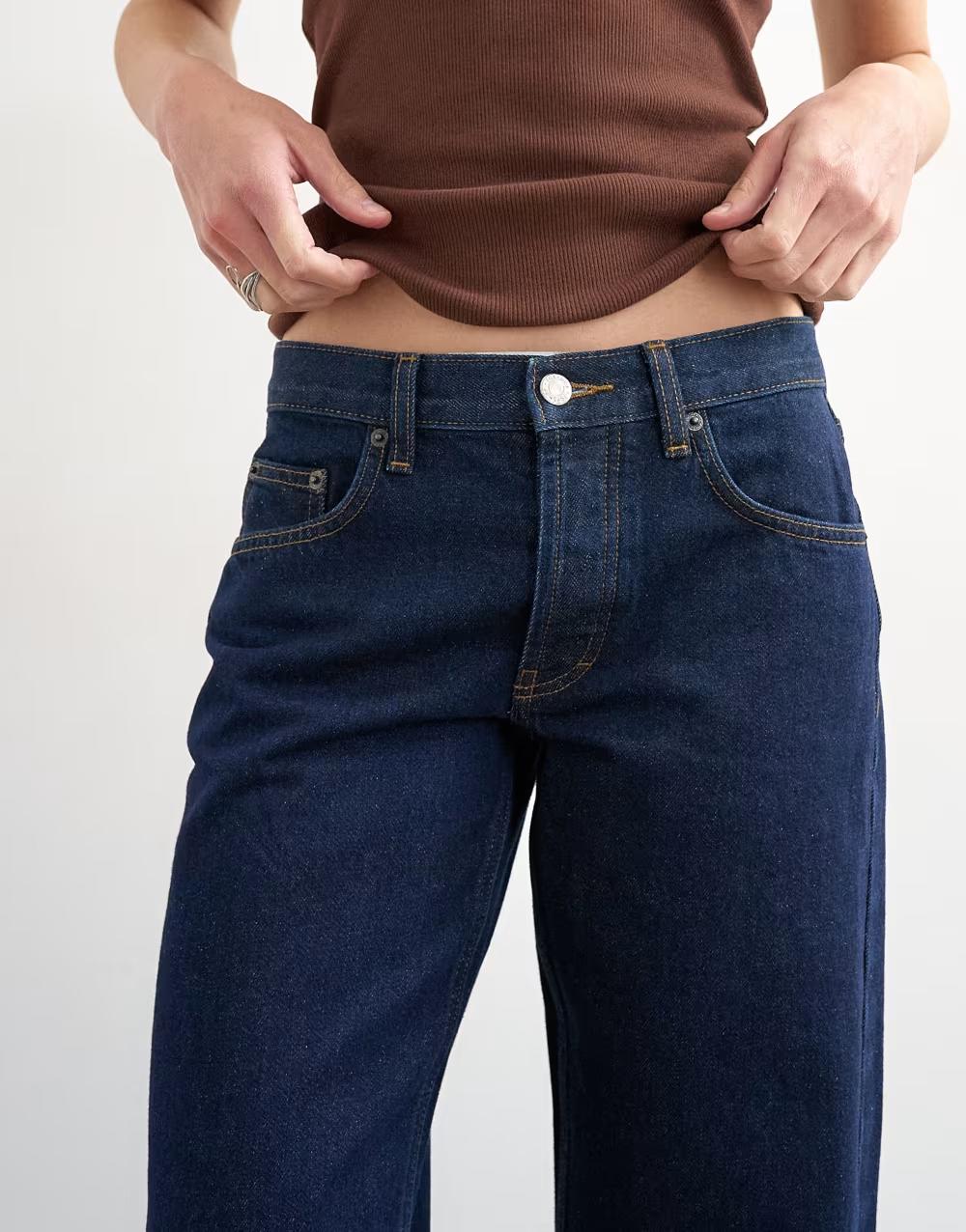 granatowe spodnie jeans z prostymi nogawkami