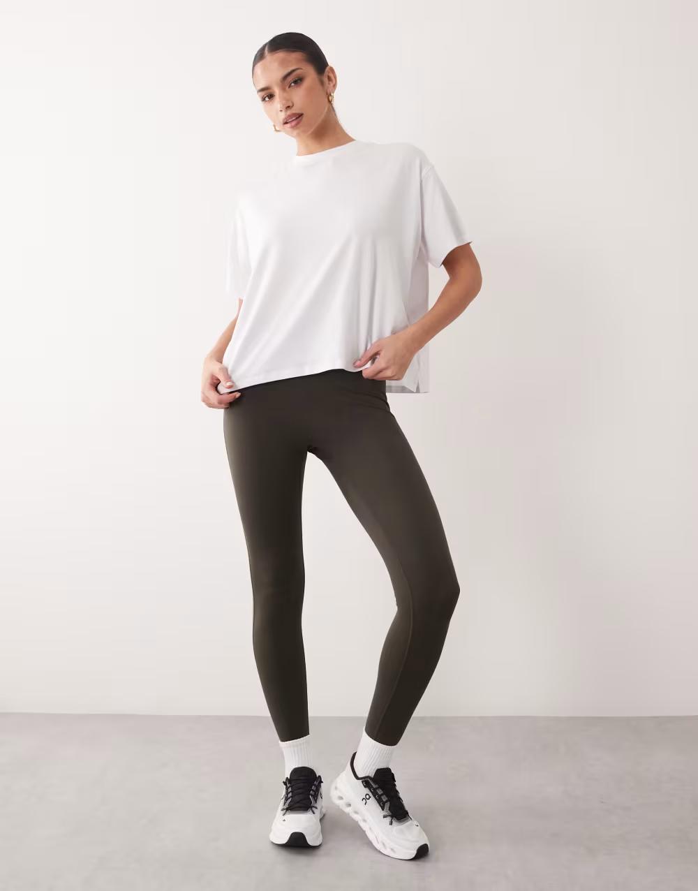 BRĄZOWY LUŹNY T-SHIRT OKRĄGŁY DEKOLT ROZCIĘCIA BASIC