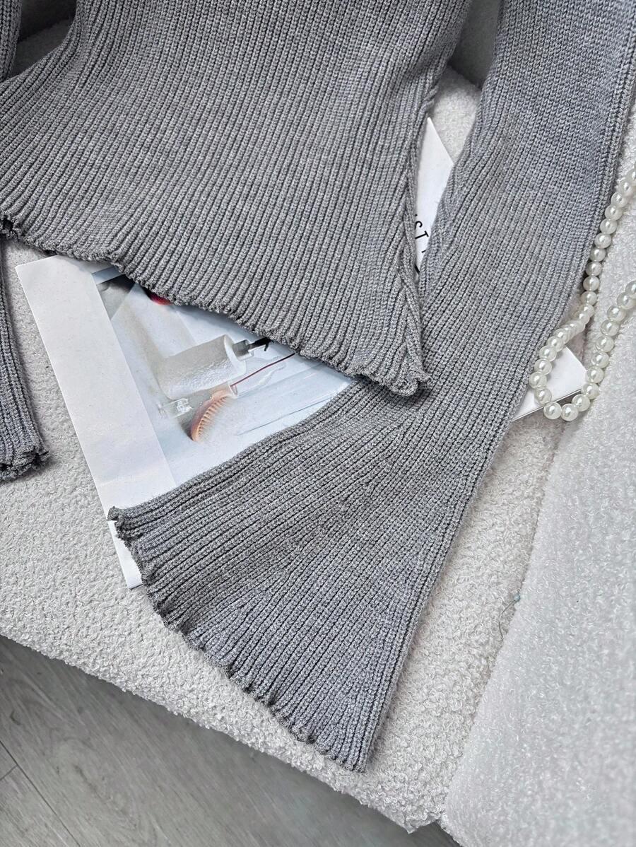  SWETER DAMSKI Z ASYMETRYCZNYM DEKOLTEM I ROZSZERZANYMI RĘKAWAMI 