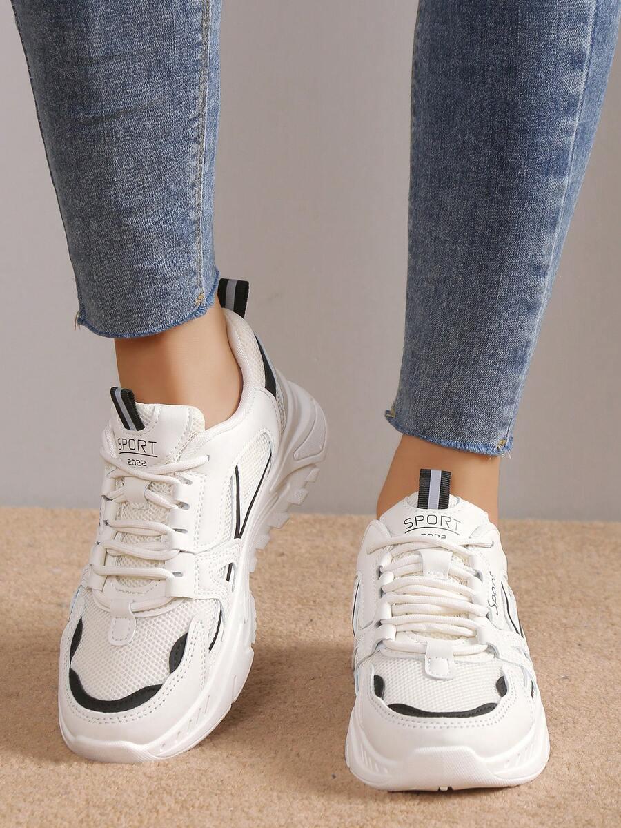beżowe buty sportowe kontrast