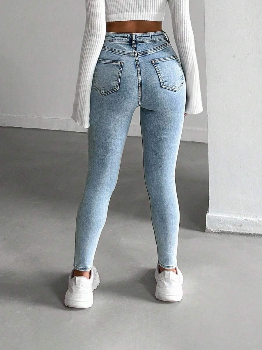niebieskie spodnie jeans rurki
