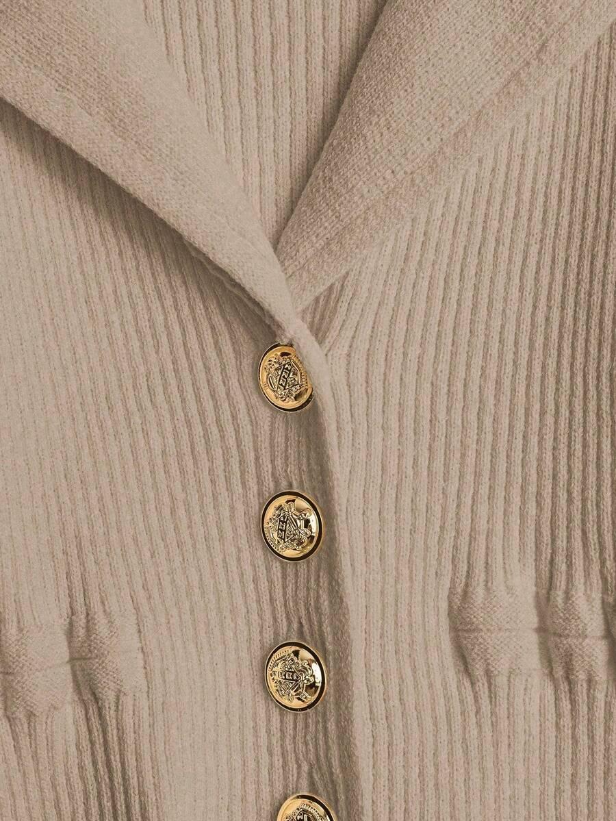 beżowy sweter guziki