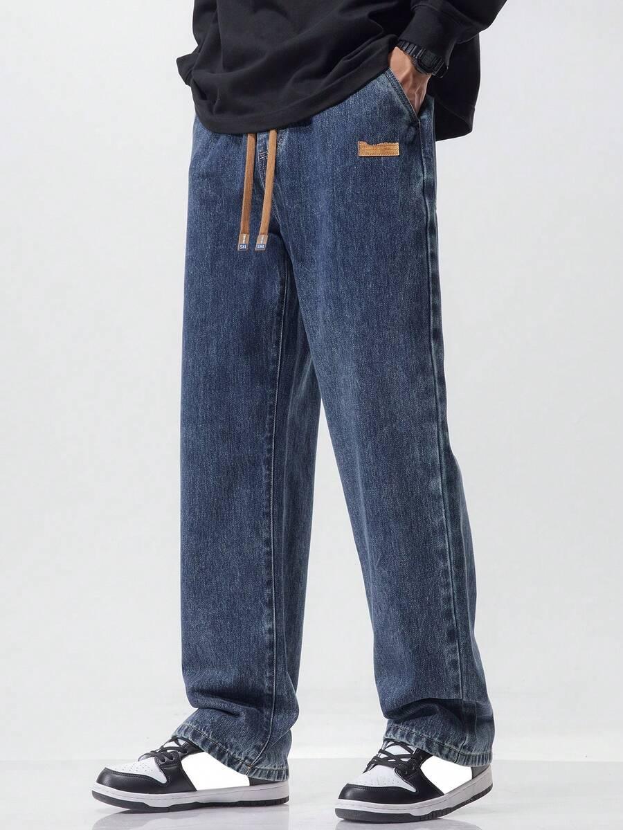 niebieskie spodnie jeans